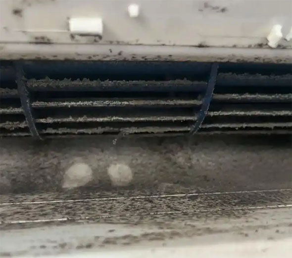 京山空调吹的风有股烧焦味是怎么回事